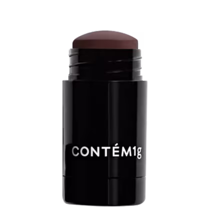 A imagem mostra um contorno em bastão (stick) com embalagem preta, com o logo da marca escrito em branco, sem a tampa.