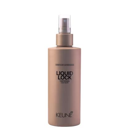 A imagem mostra o spray fixador Liquid Lock da marca Keune. Embalagem em frasco marrom fosco com tampa transparente. Frasco com formato cilíndrico e bico borrifador na parte superior.