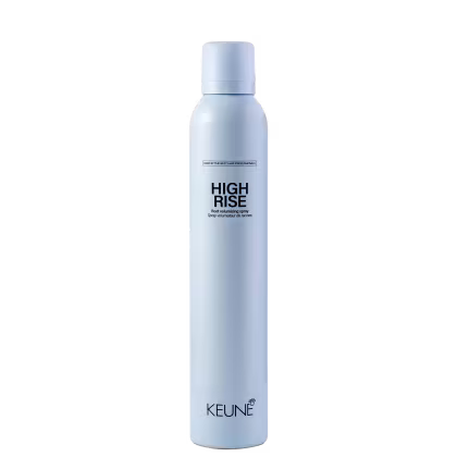 A imagem mostra o Spray Volumador High Rise da marca Keune. Embalagem cilíndrica branca azulada fosca. Traz o nome do produto "HIGH RISE Root Volumizing Spray" e o logotipo da marca Keune com leyras pretas.