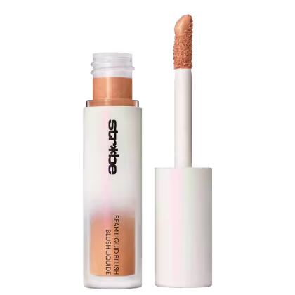 Blush Líquido M·A·C Strobe Starlite com a tampa ao lado, mostrando a cor do produto