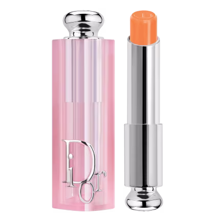 Possui uma embalagem rosa clara com detalhes prateados, incluindo o logotipo da marca.