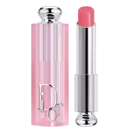 Possui uma embalagem rosa clara com detalhes prateados, incluindo o logotipo da marca.