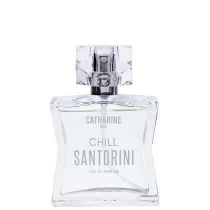 O frasco é de vidro transparente com um design geométrico e possui um borrifador na parte superior. O rótulo do produto exibe o nome da marca "Catharine Hill" e o nome do perfume "Chill Santorini" em letras brancas.