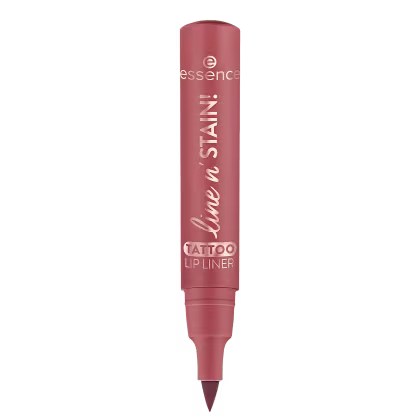 Tubo de lápis labial da marca Essence, na cor rosa, com o texto "Tattoo Lip Liner" impresso na embalagem. O produto possui um formato cilíndrico e uma ponta afilada, típica de um lápis de maquiagem.