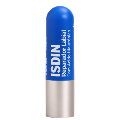 Produto de beleza ISDIN em embalagem cilíndrica azul e branca, com o nome "ISDIN Reparador Labial" impresso. O produto parece ser um bálsamo labial ou protetor labial.