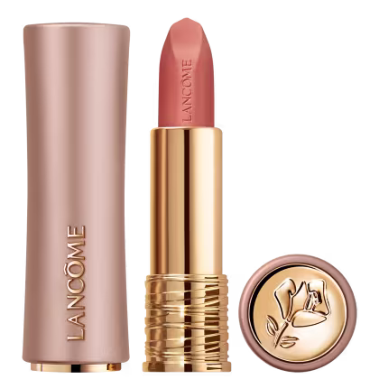 Produto de beleza Lancôme com embalagem dourada e rosa, contendo um batom de cor coral com acabamento acetinado e um recipiente redondo com logotipo da marca.