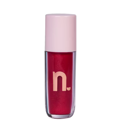 Frasco de blush líquido da da marca Nina Makeup, com tampa branca e corpo vermelho brilhante, exibindo a letra 'n' em relevo na embalagem.