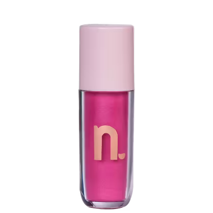 Frasco de blush líquido da marca Nina Makeup, com embalagem rosa e detalhes em dourado, contendo o logotipo da marca.