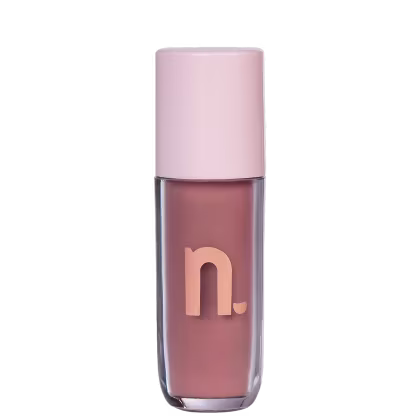 Frasco de contorno da marca Nina Makeup, com tampa rosa e corpo na cor rosa-acastanhado, exibindo a letra "n" em destaque.