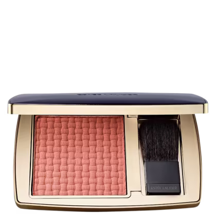Compacto de maquiagem Estée Lauder com blush de tom rosa claro e pincel aplicador em embalagem dourada e preta.