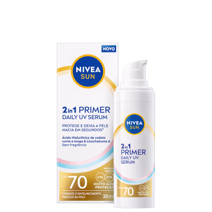 Produto de proteção solar da marca NIVEA, com embalagem branca e azul, contendo um frasco com bomba dosadora. Rótulo indica tratar-se de um "2 em 1 Primer Daily UV Serum" com FPS 70 e proteção UVA/UVB.