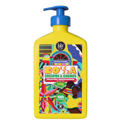 Frasco amarelo com bomba azul e rótulo colorido da marca Lola From Rio, contendo "Bossa Grespos & Cachos", uma gelatina modeladora para cabelos cacheados e ondulados.