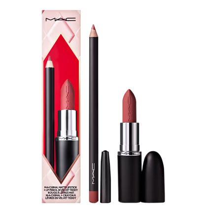 Caixa rosa com logotipo M·A·C, contendo um lápis de boca preto e um batom vermelho da linha Maximal Matte Lipstick. O lápis de boca e o batom apresentam embalagens pretas com detalhes em prata.
