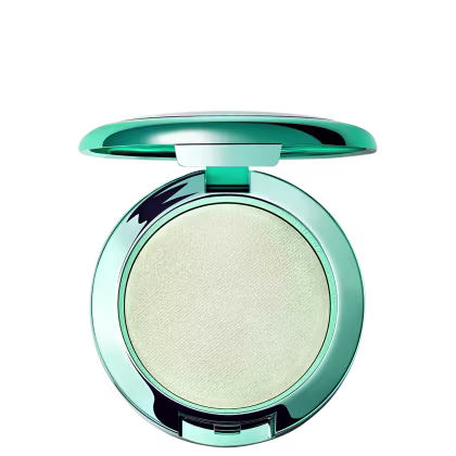 Iluminador em pó compacto de maquiagem M·A·C em embalagem redonda de tom verde-azulado, com superfície lisa e brilhante. Apresenta um acabamento perolado e suave.