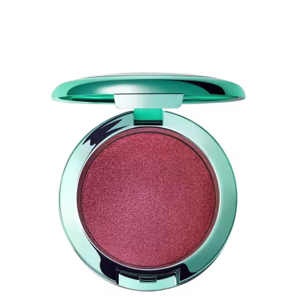 Compacto de iluminador M·A·C em tom rosado, com embalagem arredondada e detalhes em verde água. Produto com acabamento brilhante e textura aveludada.