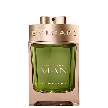 Frasco de perfume masculino da marca Bvlgari, com design em dourado e verde, contendo a inscrição "BVLGARI MAN WOOD ESSENCE" em destaque. O produto apresenta uma embalagem elegante e sofisticada