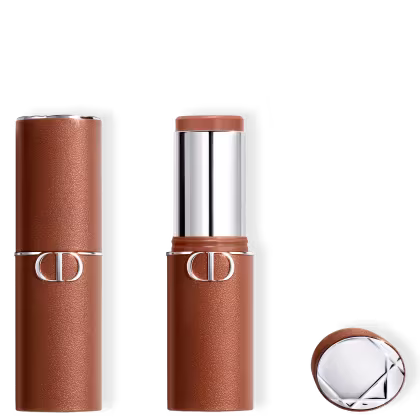 Bronzeador em Bastão Dior Forever Skin Bronze com detalhes prateados, é um tubo retangular com tampa, apresentando o logotipo da marca em destaque.