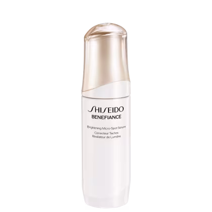 Frasco branco e dourado contendo o sérum clareador de manchas da marca Shiseido Benefiance. O rótulo apresenta o nome do produto em inglês e francês.