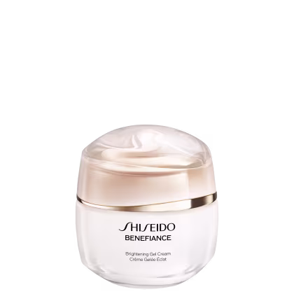 Frasco de creme facial Shiseido Benefiance, com tampa dourada e textura cremosa, apresentado em fundo preto. O rótulo exibe o nome da marca e do produto em letras pretas.