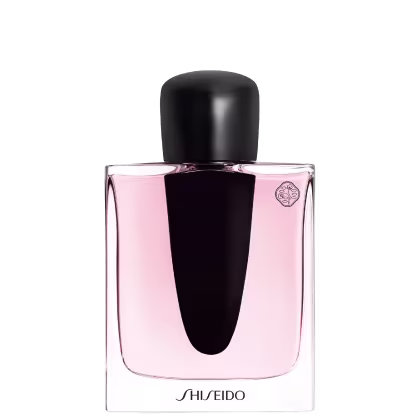 Perfume Ginza Shiseido Eau de Parfum com frasco de vidro, conteúdo rosa claro. Rótulo preto com nome da marca "SHISEIDO" em letras brancas. Embalagem simples e elegante com tampa preta.