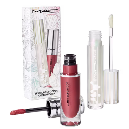 Conjunto de produtos de maquiagem da marca MAC, incluindo um batom líquido vermelho em embalagem plástica e um aplicador de lábios em embalagem branca com detalhes em rosa e prata.