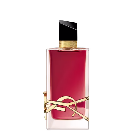 Frasco de perfume vermelho com tampa preta e detalhes dourados, apresentando um design elegante e sofisticado. O rótulo exibe o nome da marca em destaque.