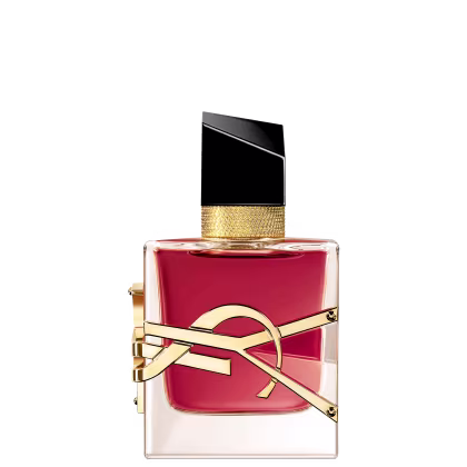 Frasco de perfume vermelho com detalhes dourados, tampa preta e decoração em formato de laço dourado. O rótulo exibe o nome da marca em letras douradas.