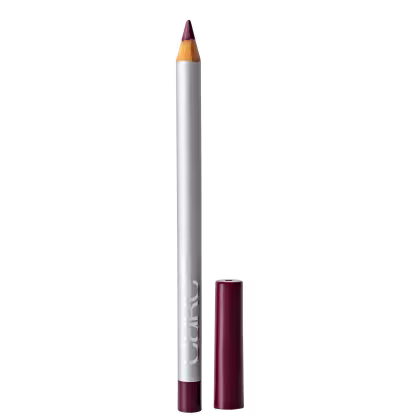 Lápis de maquiagem com corpo branco e ponta marrom, embalado em tubo vermelho. O lápis possui um design simples e minimalista, com o nome da marca impresso no corpo.