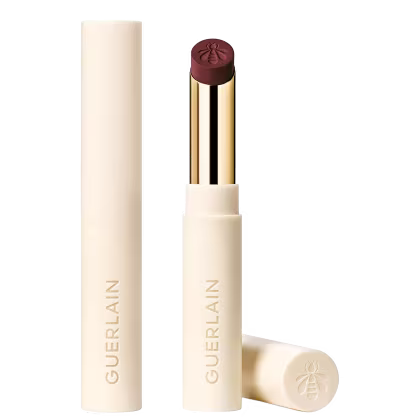 Batom Guerlain KissKiss Blur Matte Refil. O produto tem um design elegante com um tubo branco com o nome da marca "Guerlain" impresso e detalhe interno dourado.