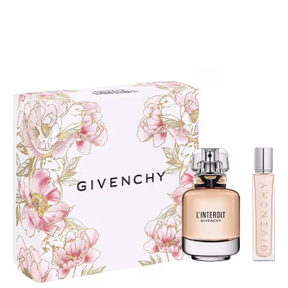 Caixa branca com flores rosa e douradas, contendo um frasco de perfume Givenchy L'Interdit e um frasco menor de amostra do mesmo perfume. O design da embalagem é elegante e floral.