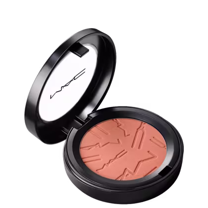 Blush compacto de maquiagem em tom laranja, com embalagem preta brilhante e logotipo da marca em destaque. O produto apresenta uma textura aveludada e um acabamento natural.
