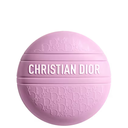Baume Dior D-Line Le Baume Limited Edition em formato esférico, com textura e padrão gravados na superfície. O texto "CHRISTIAN DIOR" está destacado em branco na parte frontal do produto.