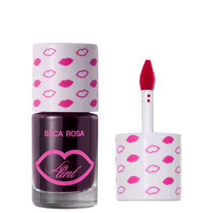 Embalagem cilíndrica branca com estampa de lábios rosa, contendo um aplicador vermelho.