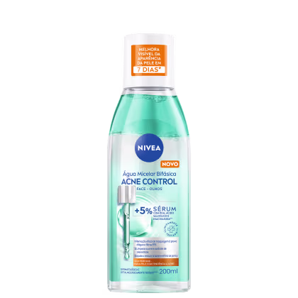 Frasco de água micelar bifásica da marca Nivea para controle da acne, com rótulo indicando melhora visível da aparência da pele em 7 dias e adição de 5% de soro com ácido salicílico e niacinamida.