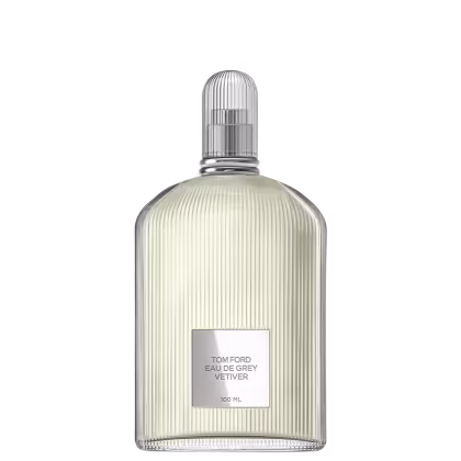 Frasco de perfume Tom Ford Eau de Grey Vetiver, com design de vidro estriado e tampa prateada. Rótulo branco com o nome da fragrância em letras pretas. Embalagem elegante e minimalista, com volume de 100 ml.