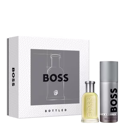 Conjunto de produtos de beleza da marca Boss, incluindo um frasco de perfume e um desodorante em embalagem branca com detalhes em cinza e preto, exibindo o logotipo da marca.