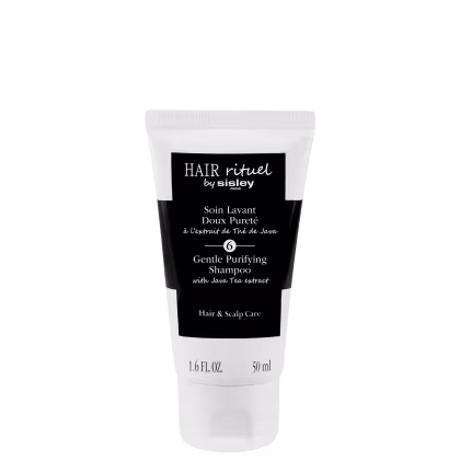 Embalagem branca de bisnaga de shampoo purificante da linha Hair Rituel by Sisley, com rótulo preto contendo o nome do produto e informações sobre sua fórmula com extrato de chá verde.