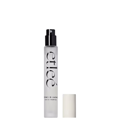 Frasco travel size do perfume Blooming Jasmine da marca Etleé, com rótulo branco e preto, em formato retangular, com borrifador preto, posicionado sobre fundo preto.