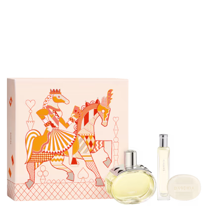 Conjunto de produtos da marca Hermès, incluindo um frasco de perfume Barénia, um sabonete, um perfume travel size e uma caixa decorada com ilustração colorida de cavalos estilizados.