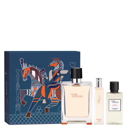 Conjunto de produtos da marca Hermès, incluindo um frasco de perfume Terre d'Hermès, loção pós-barba e travel size, com embalagem decorativa em tons de azul e laranja com ilustrações gráficas.