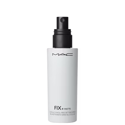 Frasco branco e preto da linha Fix+ Matte da M·A·C, um spray fixador de maquiagem sem álcool, com rótulo destacando o nome da marca e do produto.