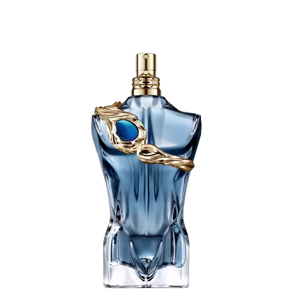 Frasco de perfume Jean Paul Gaultier com design escultural em azul e dourado, com tampa dourada. Traz formato de torso masculino esculpido, adornado com um lenço dourado e uma pedra azul, contendo uma fragrância azul-clara.