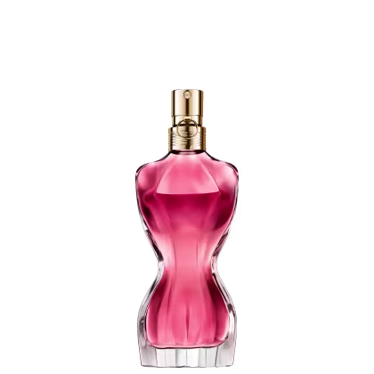 Frasco de perfume Jean Paul Gaultier com formato curvilíneo e tampa dourada. O frasco exibe uma silhueta feminina, destacada por um detalhe floral dourado e um toque granada, preenchido com um radiante líquido rosa-alaranjado.