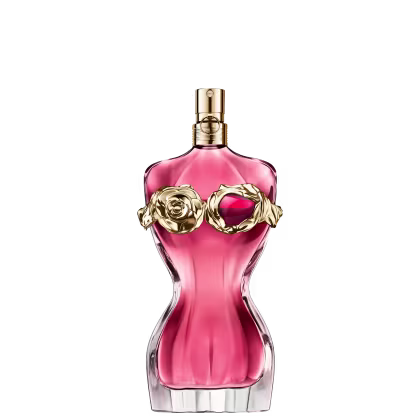 Frasco de perfume Jean Paul Gaultier com formato curvilíneo e tampa dourada. O frasco exibe uma silhueta feminina, destacada por um detalhe floral dourado e um toque granada, preenchido com um radiante líquido rosa-alaranjado.