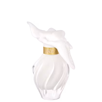 Frasco de perfume Nina Ricci em formato de flor branca com detalhes dourados, incluindo um rótulo com as iniciais "NR" em dourado.