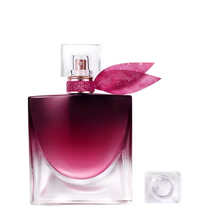 Frasco de perfume Lancôme com design elegante em tons de rosa e vermelho, com tampa decorada com elemento brilhante. Embalagem minimalista e sofisticada, com destaque para a cor e formato do recipiente.