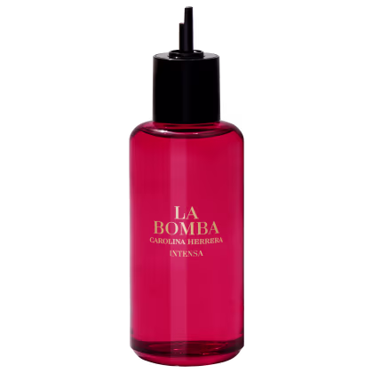 Frasco refil vermelho brilhante de item de perfumaria da marca Carolina Herrera, com rótulo em letras douradas exibindo o nome "La Bomba Intensa".