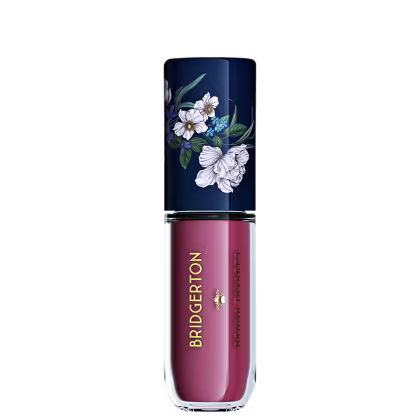 Blush Líquido BT x Bridgerton da marca Bruna Tavares com design floral, tampa em tons de azul escuro e líquido em tom rosa queimado. O rótulo apresenta o nome da marca Bruna Tavares e Bridgerton em letras douradas.