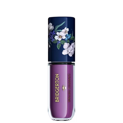 Blush Líquido BT x Bridgerton da marca Bruna Tavares com design floral, tampa em tons de azul escuro e líquido lilás. O rótulo apresenta o nome da marca Bruna Tavares e Bridgerton em letras douradas.