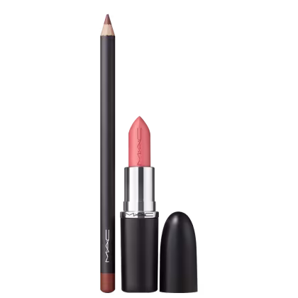 Lápis de Boca na cor Cork (marrom dourado suave) e o Batom M·A·Cximal Sleek Satin na cor Crème Cup (rosa frio claro) da marca M·A·C, apresentados em embalagens pretas  com o logotipo da marca.